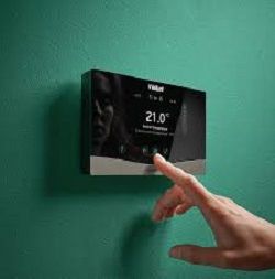 sensoCOMFORT 720( Kablolu-Dış Hava Duyargalı) Oda Termostatı ve Kontrol Cihazı